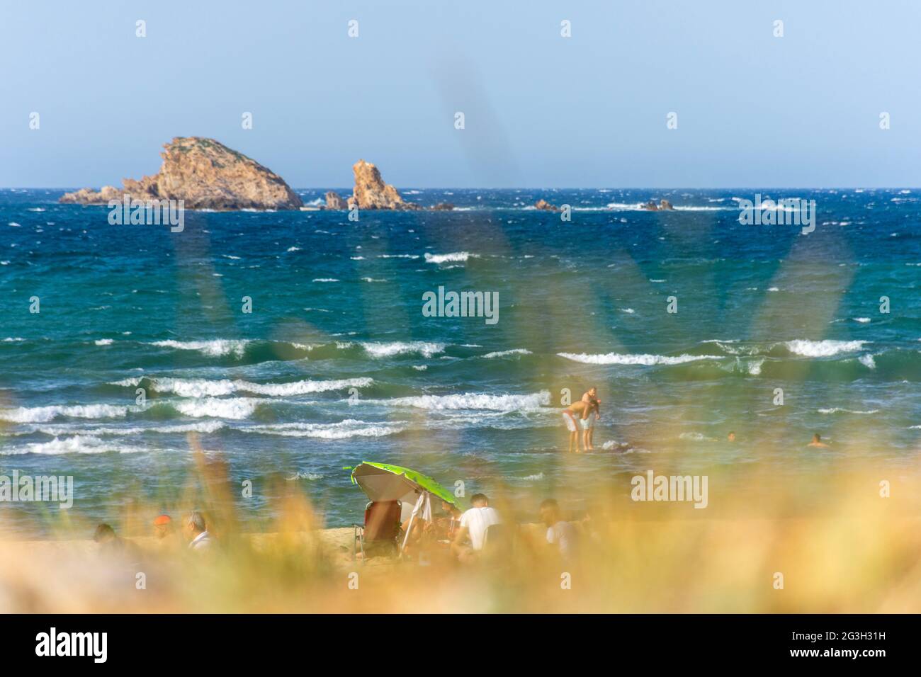 Gruppe von jungen Menschen am Strand, Freunde Abenteuer, Sommerurlaub, verschwommener Vordergrund. Stockfoto