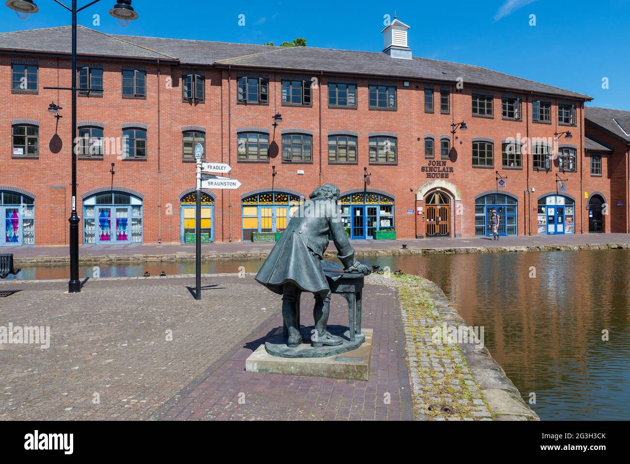 Bronzestatue des Ingenieurs von James Brindley im Coventry Canal Basin in der Stadt Coventry, West Midlands, Großbritannien Stockfoto