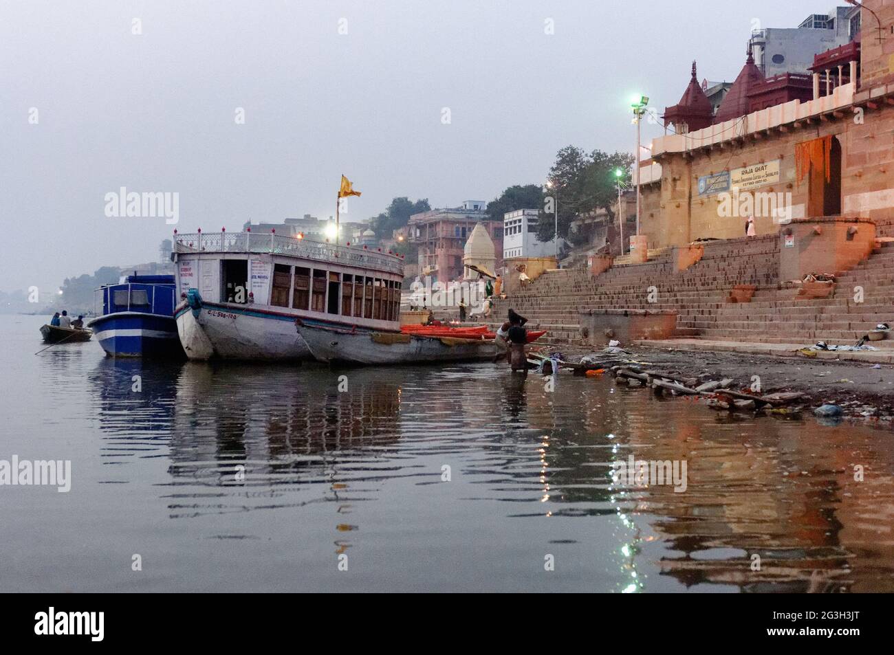 Boote, die zum Transport von Menschen und Touristen auf dem Fluss Ganges verwendet wurden, liegen am Flussufer, Varanasi, Utter Pradesh, Indien Stockfoto