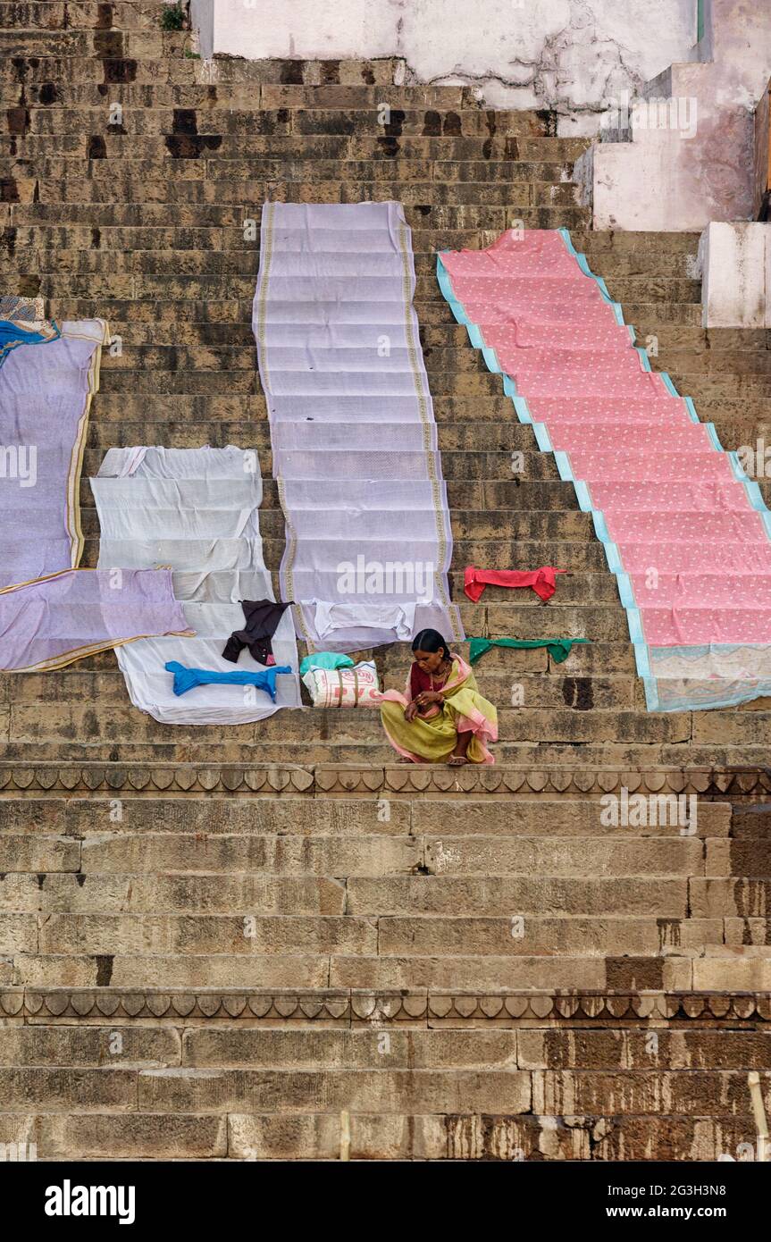 Waschen Trocknen entlang steiler Stufen auf den Ghats von Varanasi, Uttar Pradesh, Indien Stockfoto