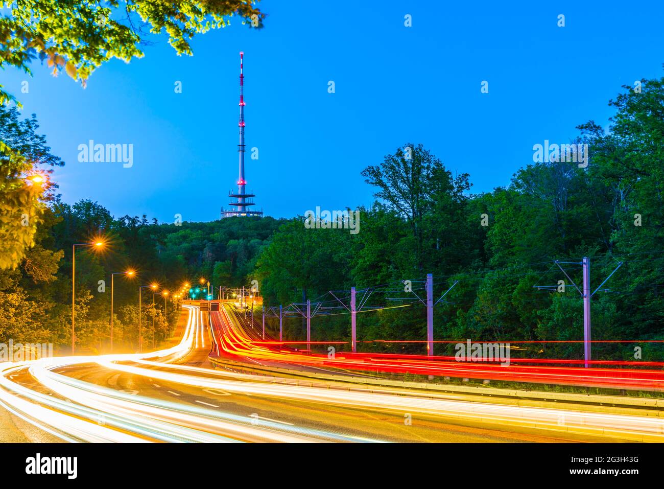 Deutschland, die Skyline der Stuttgarter Stadt und das Stadtbild der stark befahrenen Autobahn und des Funkturms auf dem frauenkopf in magischer Nachtatmosphäre Stockfoto