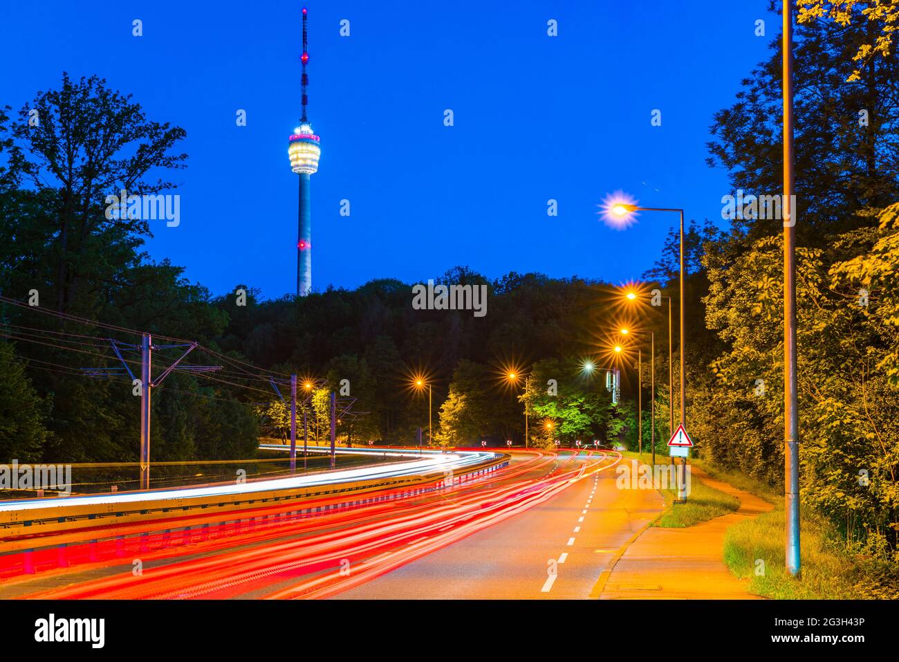 Deutschland, beleuchtete Skyline der stuttgarter Stadt, Stadtbild der Verkehrsautobahn und Fernsehturm fernsehturm in mystischer Nachtatmosphäre Stockfoto