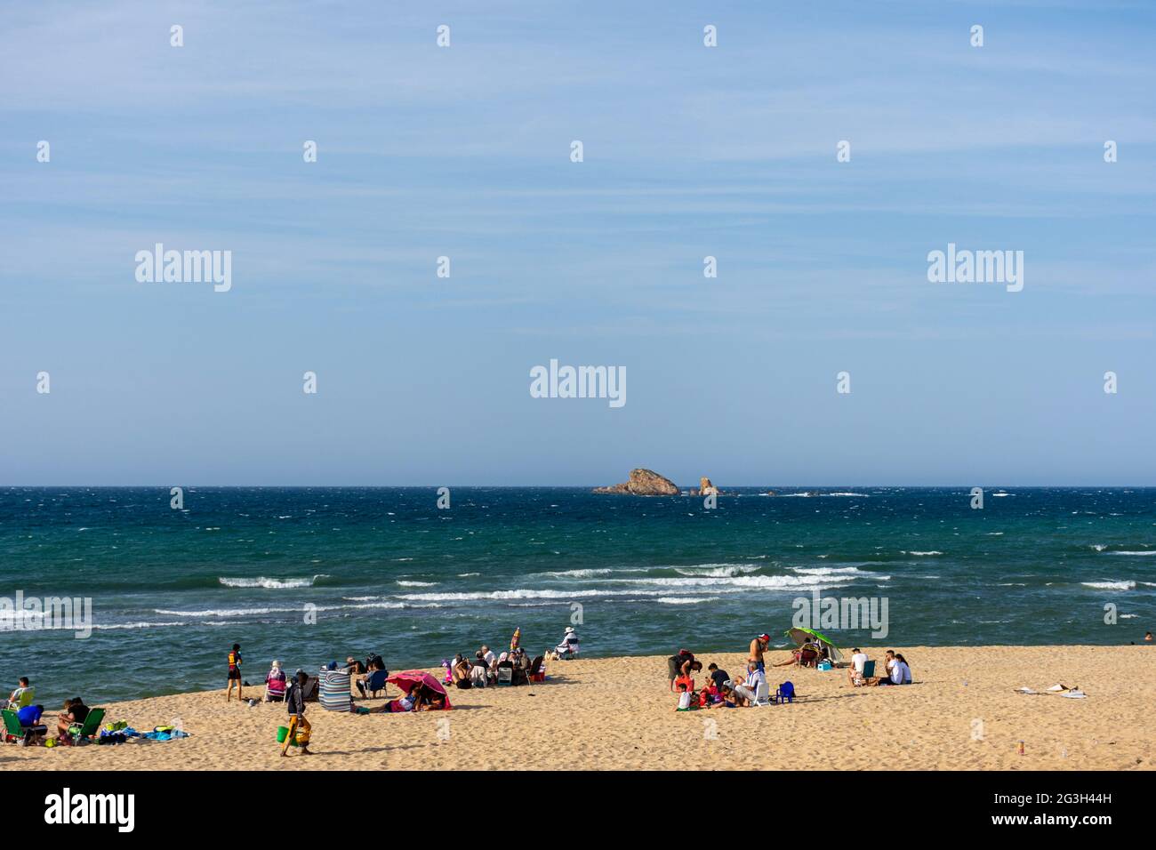 Gruppe von Familien am Strand, Sommerurlaub. Stockfoto