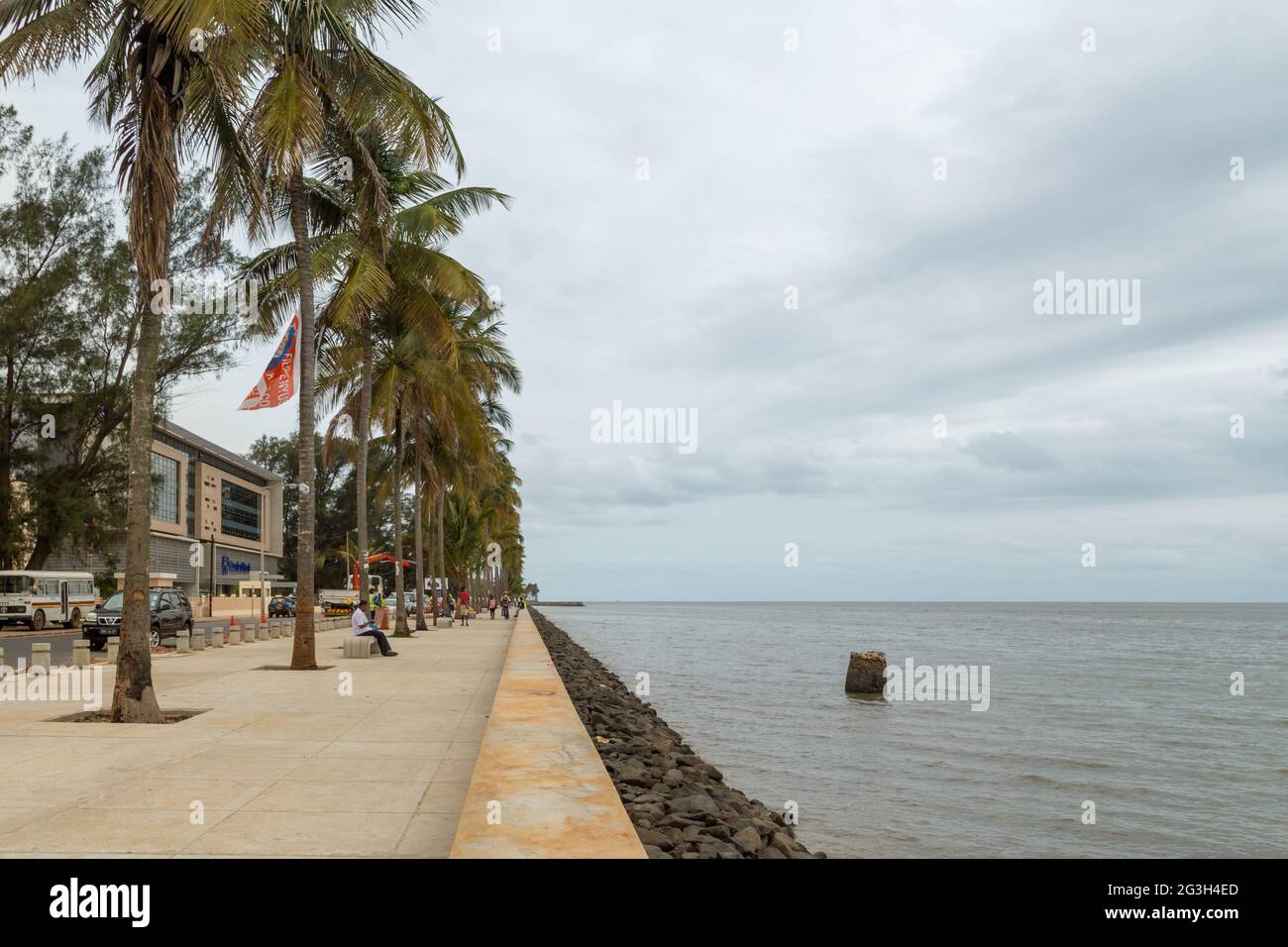 Ufer der Bucht von Maputo entlang der Avenida 10 de Novembro Stockfoto
