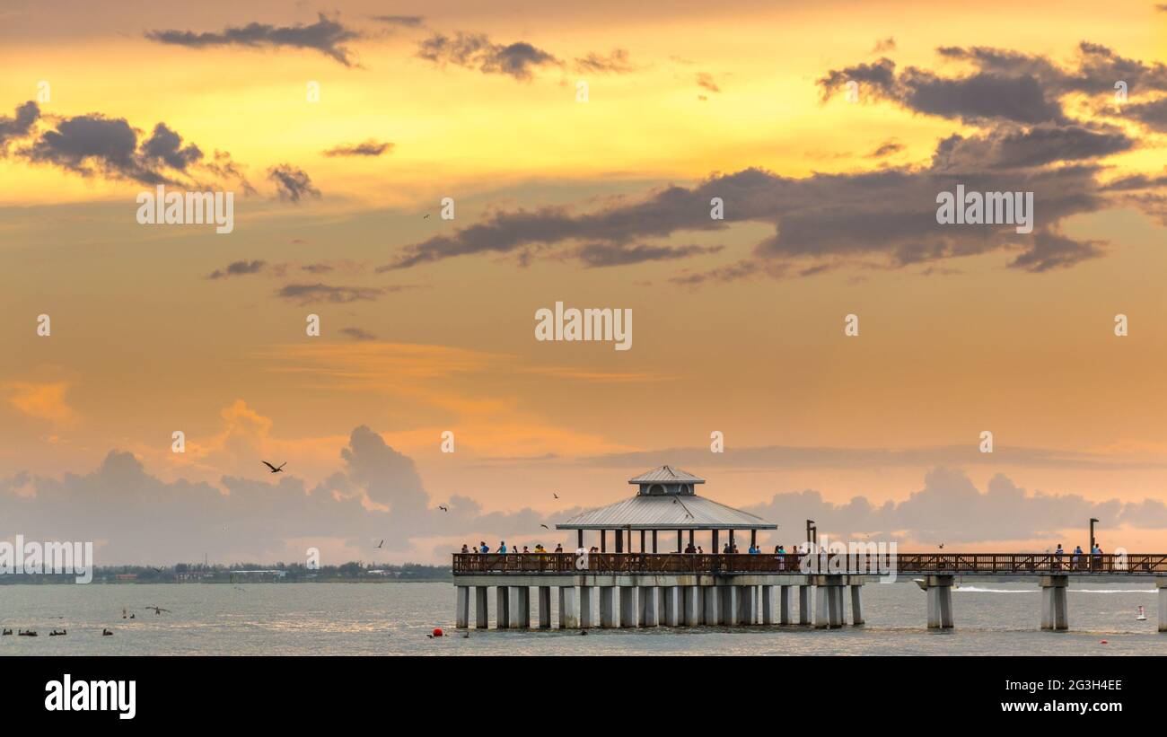 Warten auf den Sonnenuntergang am Atlantischen Ozean Stockfoto