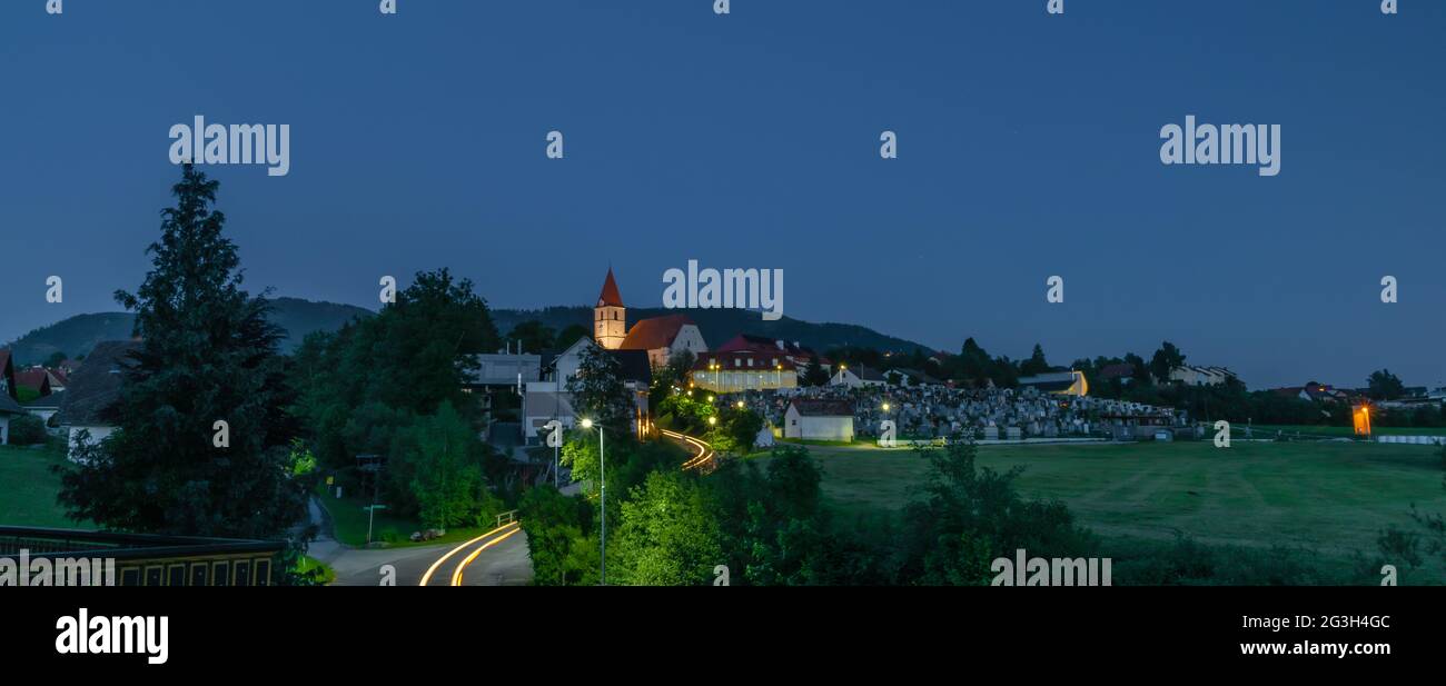 Nacht in der Nähe der Kirche mit Friedhof in Semriach Dorf in Süd-Österreich im kalten Sommer Stockfoto