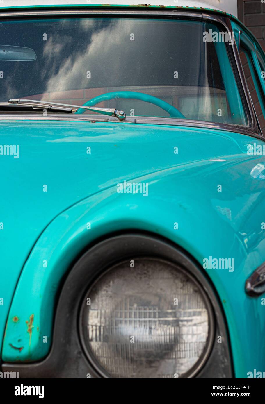 Vintage Classic Automobile Old-Timer Details Front Scheinwerfer Tourquoise Transport Aged Car Vintage Fahrzeug Stockfoto