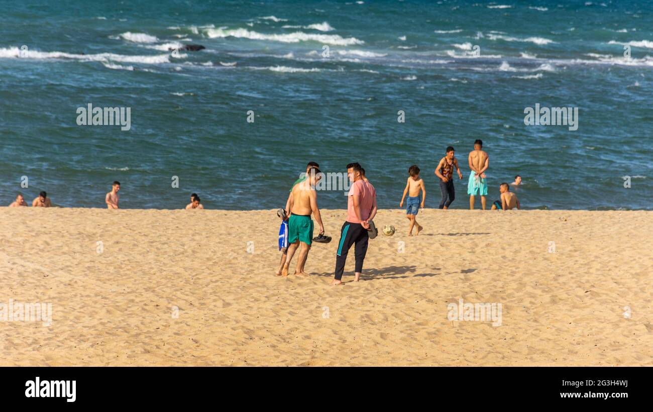 Gruppe junger Leute am Strand, Sommerkonzept, Familienurlaub. Stockfoto