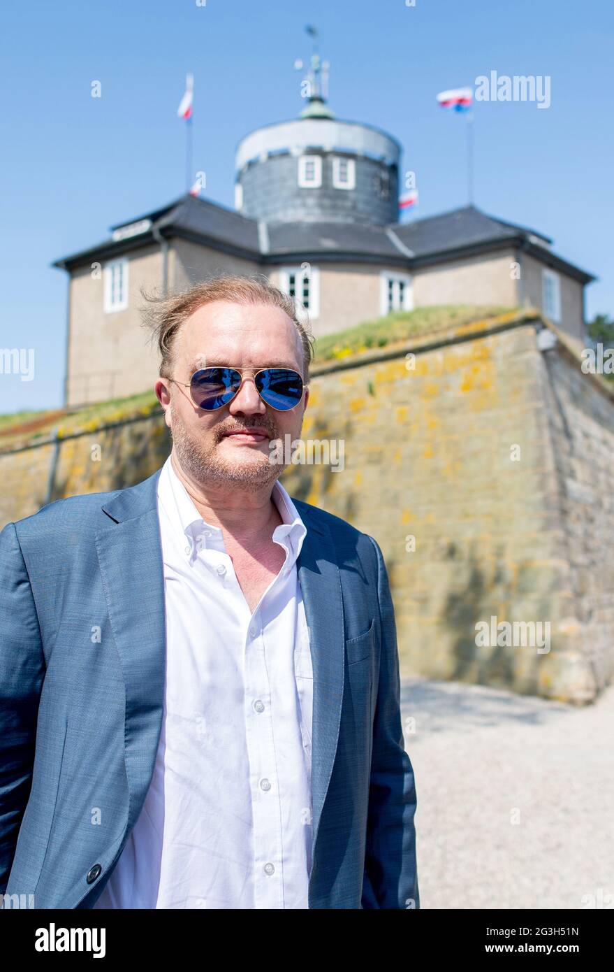 Steinhude, Deutschland. Juni 2021. Alexander Prinz von Schaumburg-Lippe steht vor der historischen Festung auf der Insel Wilhelmstein im Steinhuder Meer. Der Wilhelmstein ist eine künstliche Insel im Steinhuder Meer, die im 18. Jahrhundert aus militärischen Gründen als staatliche Festung des Landkreises Schaumburg-Lippe entstanden ist. Die Insel ist heute ein beliebtes Ausflugsziel mit einem Restaurant und Übernachtung. Quelle: Hauke-Christian Dittrich/dpa/Alamy Live News Stockfoto