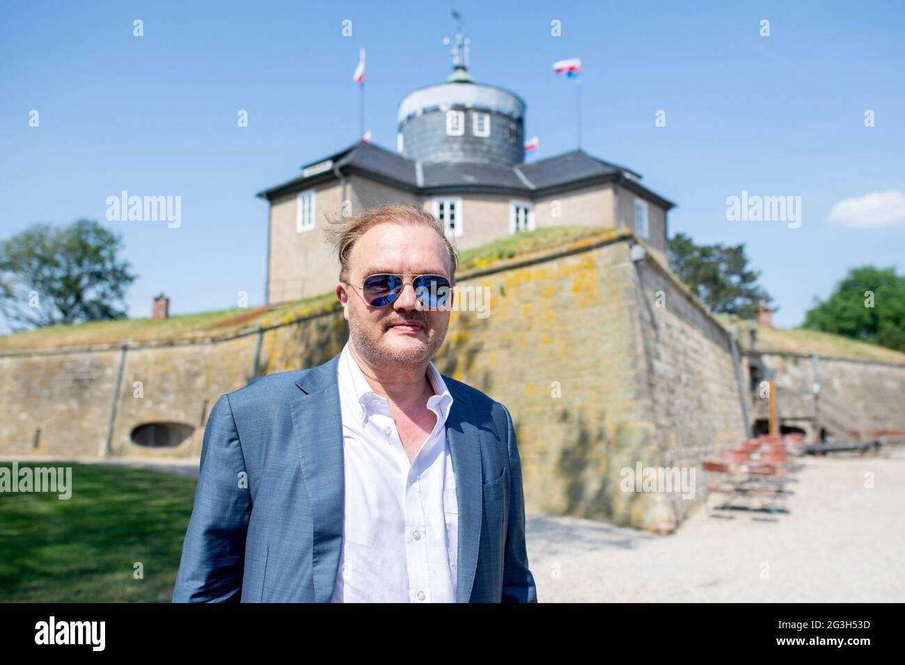 Steinhude, Deutschland. Juni 2021. Alexander Prinz von Schaumburg-Lippe steht vor der historischen Festung auf der Insel Wilhelmstein im Steinhuder Meer. Der Wilhelmstein ist eine künstliche Insel im Steinhuder Meer, die im 18. Jahrhundert aus militärischen Gründen als staatliche Festung des Landkreises Schaumburg-Lippe entstanden ist. Die Insel ist heute ein beliebtes Ausflugsziel mit einem Restaurant und Übernachtung. Quelle: Hauke-Christian Dittrich/dpa/Alamy Live News Stockfoto