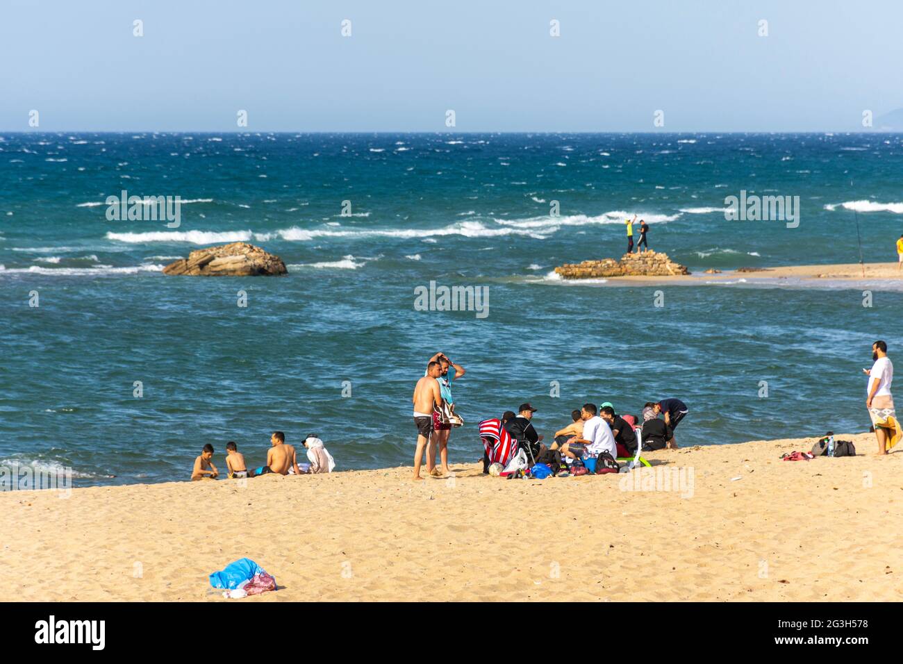 Gruppe junger Leute am Strand, Sommerkonzept, Familienurlaub. Stockfoto