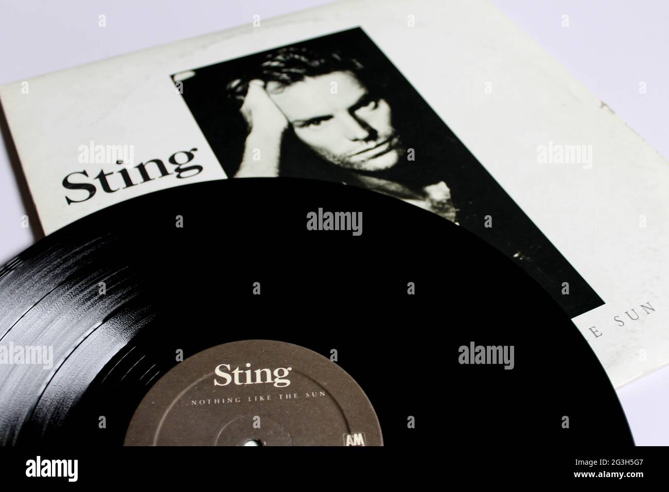 Pop Soft Rock, Jazz und Reggae Band, Sting Musikalbum auf Vinyl LP Disc. Titel: Nothing Like the Sun Album Cover Stockfoto