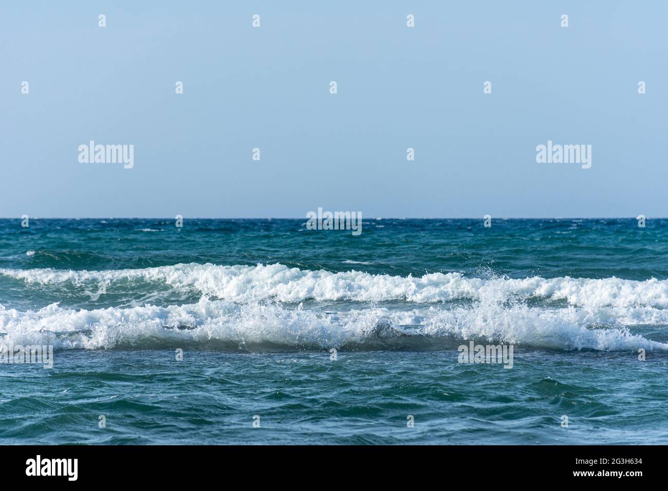 Wellen mit weißem Schaum im Mittelmeer. Stockfoto