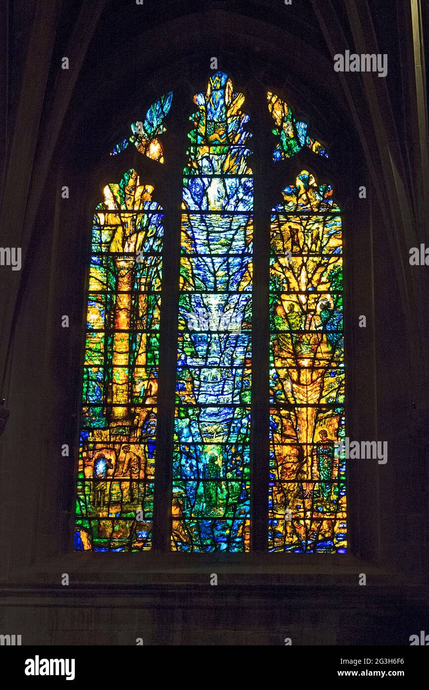 Modernes Buntglasfenster in Tewkesbury Abbey, Gloucestershire, England Stockfoto