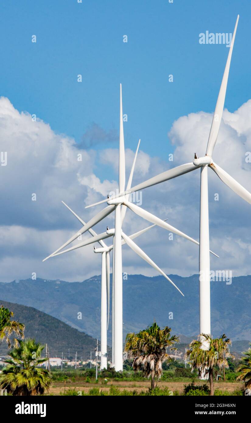 Windturbinen, die saubere, erneuerbare Energie erzeugen. Puerto Rico. Hochformat. Speicherplatz kopieren. Stockfoto