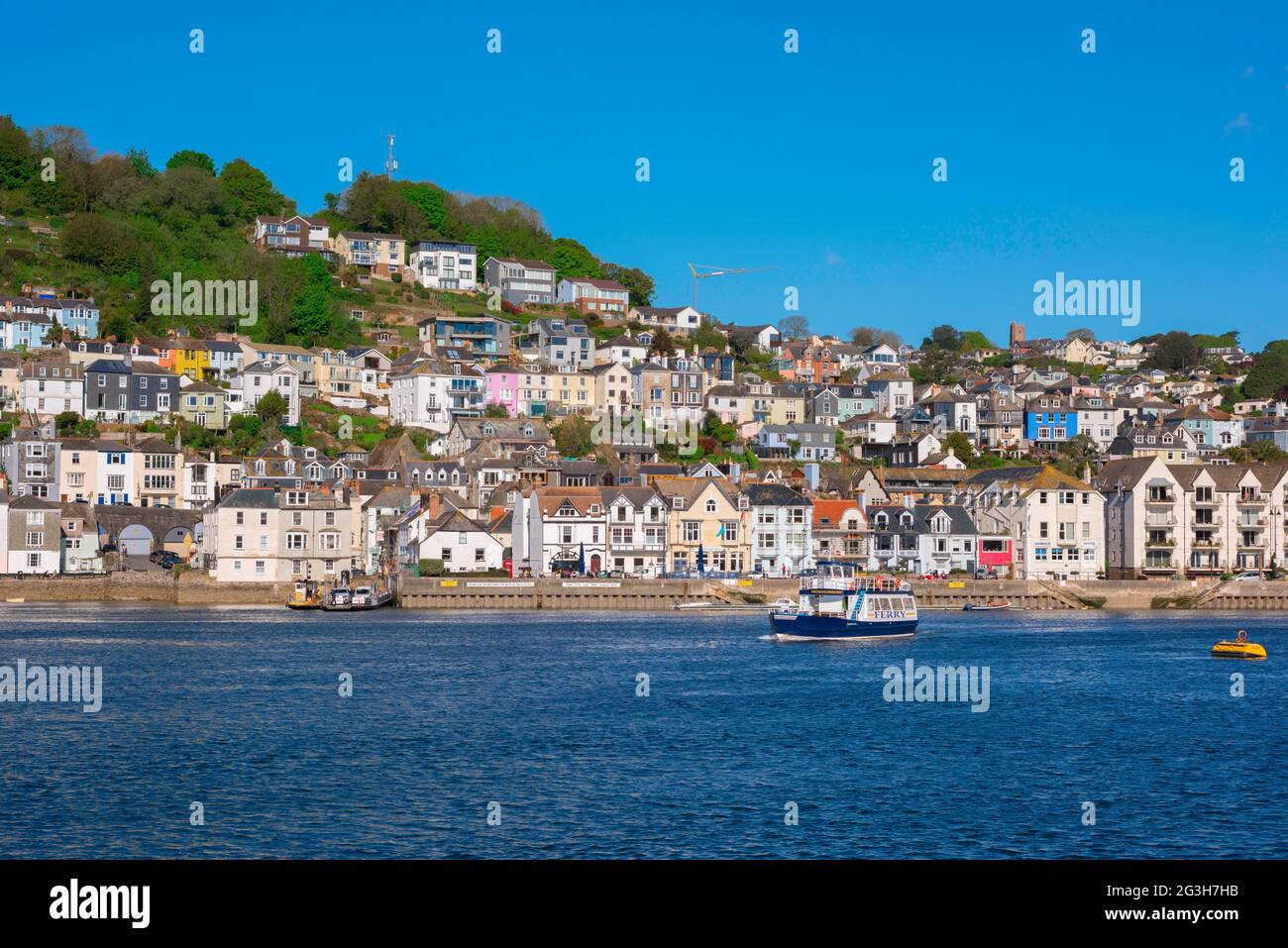 Bayard's Cove, Blick über den River Dart im Sommer auf die historische Uferpromenade von Bayard's Cove in Dartmouth, Devon, England, Großbritannien Stockfoto