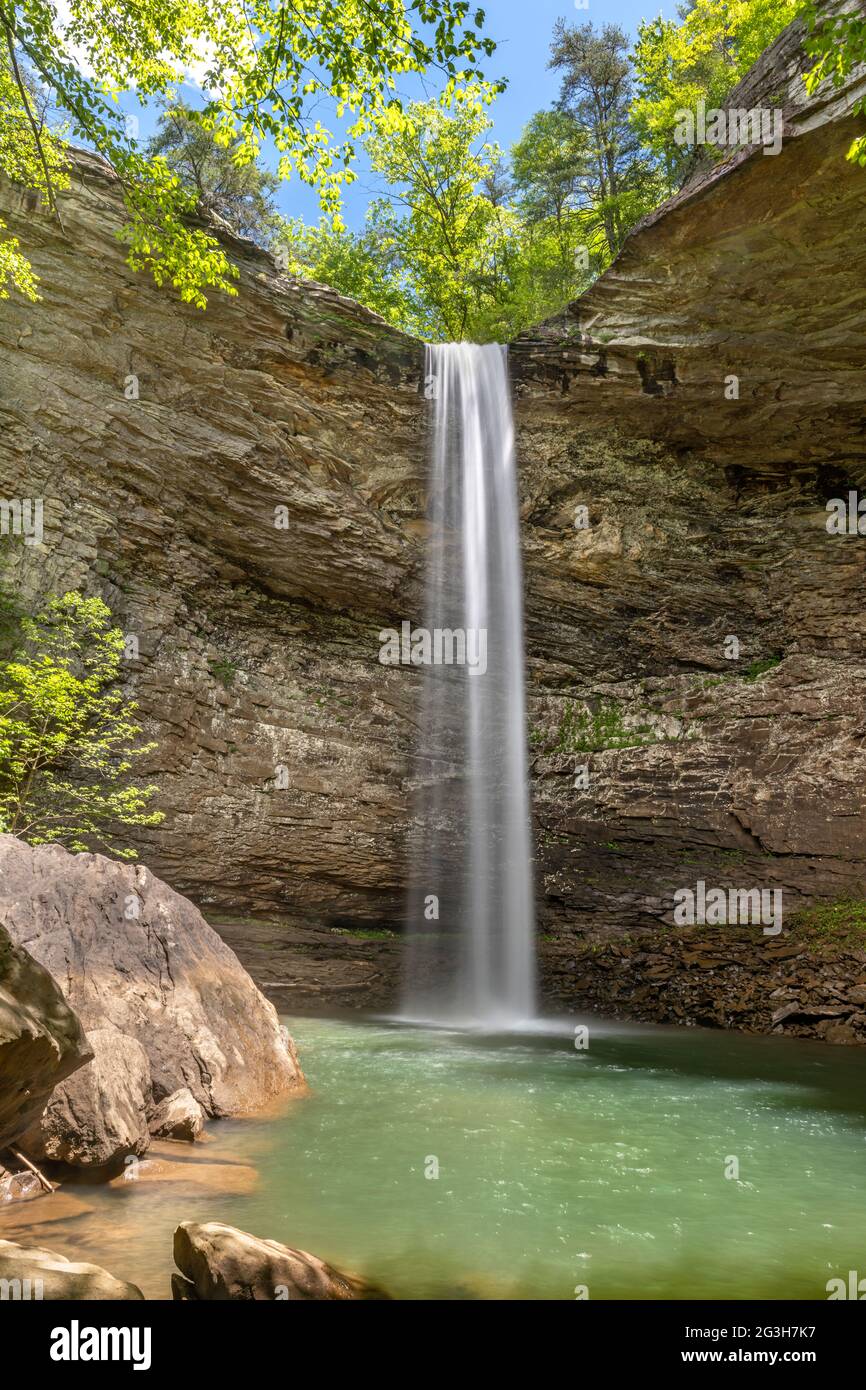 Die wunderschönen Ozone Falls in Cumberland County Tennessee sind ein wunderschönes Schwimmloch mit einem kühlen, kaskadierenden Wasserfall, der den Pool speist. Stockfoto