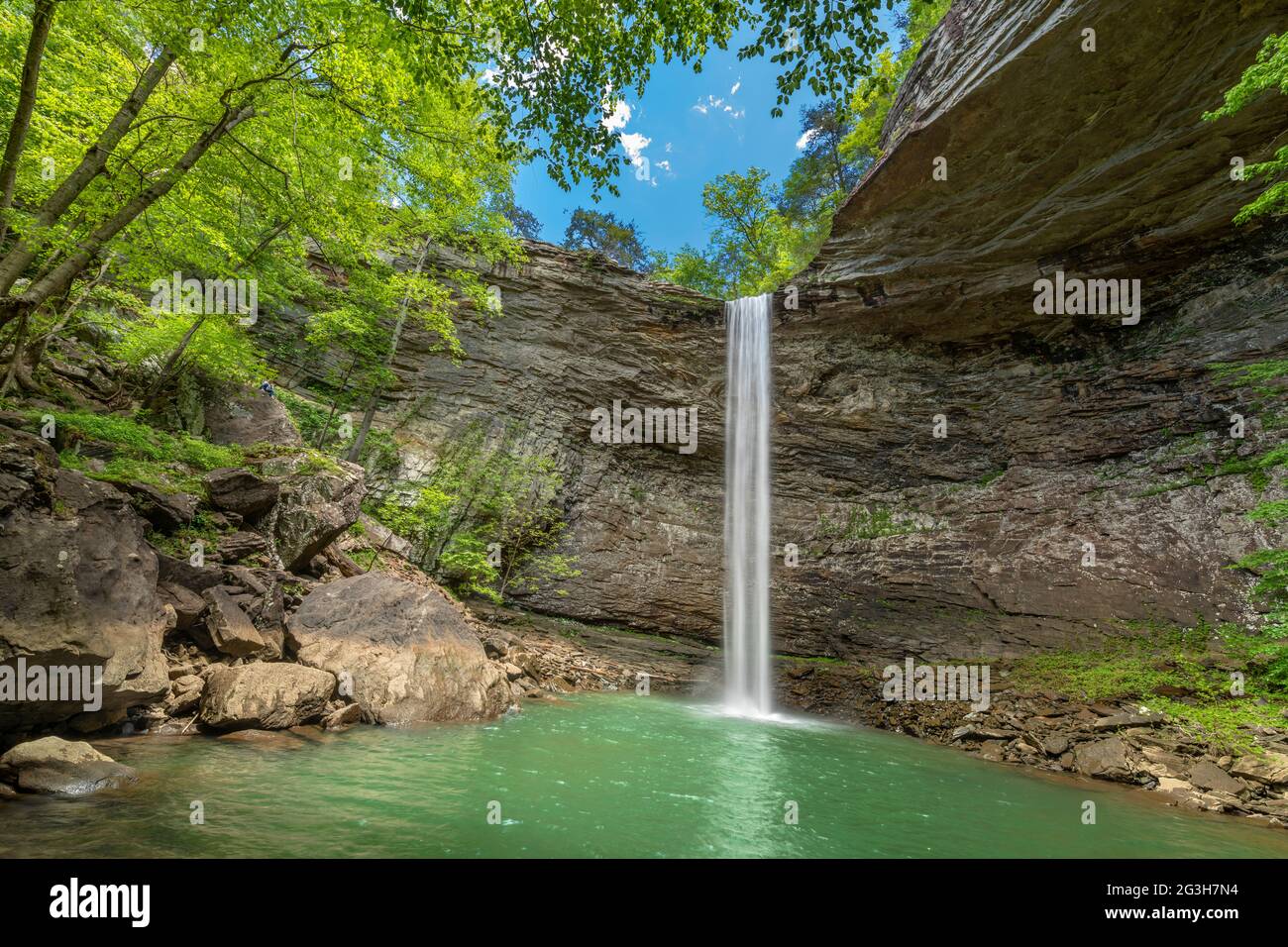 Die wunderschönen Ozone Falls in Cumberland County Tennessee sind ein wunderbares Schwimmloch mit einem kühlen, kaskadierenden Wasserfall, der den Pool speist. Stockfoto