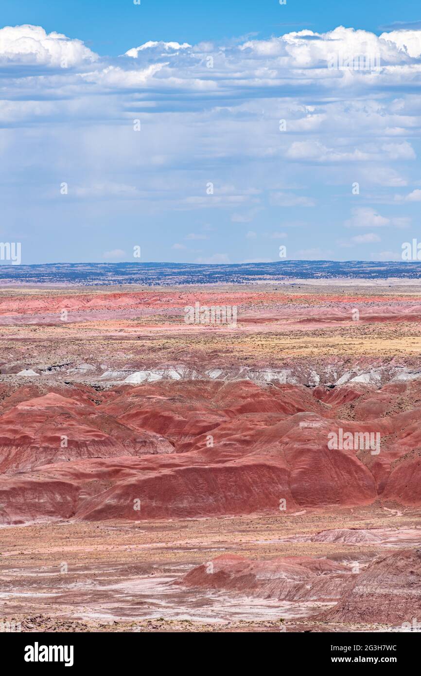 Panoramablick auf die Berge des Painted Desert National Park zeigt die wunderschöne geologische Formation, Muster und Farben, die diesem Park seinen Namen geben. Stockfoto
