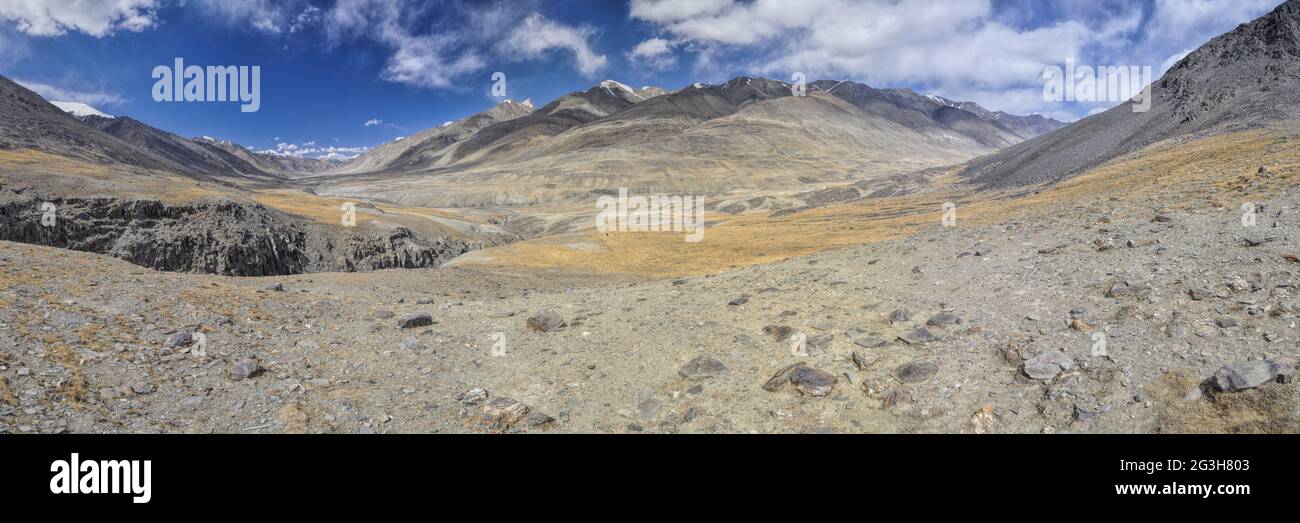 Malerische Panorama der kalten trockenen Landschaft in Tadschikistan an sonnigen Tag Stockfoto