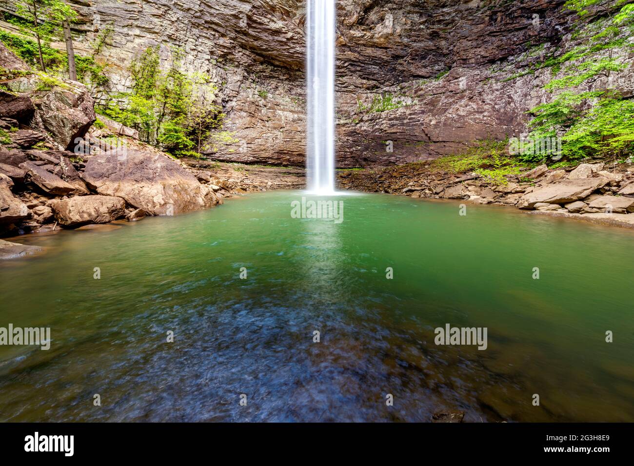 Die wunderschönen Ozone Falls in Cumberland County Tennessee sind ein erfrischendes Schwimmloch mit einem kühlen, kaskadierenden Wasserfall, der den Pool speist. Stockfoto