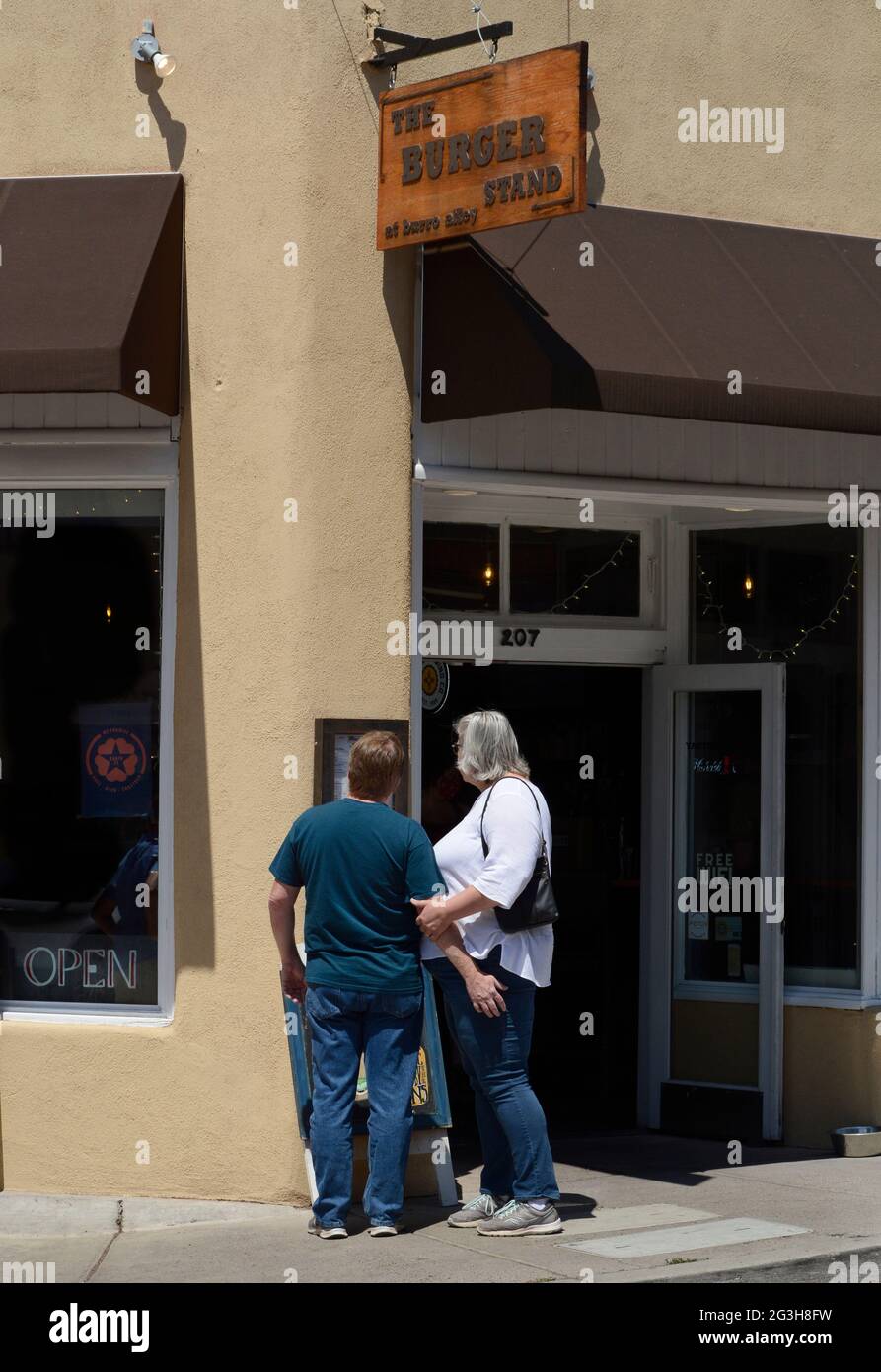 Ein Paar studiert ein Menü, das vor einem Restaurant in Santa Fe, New Mexico, geschrieben wurde. Stockfoto