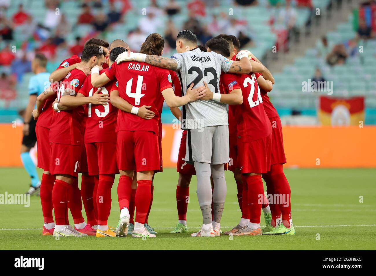 Die türkischen Spieler haben während des UEFA Euro 2020 Gruppe-A-Spiels im Baku Olympic Stadium in Aserbaidschan eine Mannschaft. Bilddatum: Mittwoch, 16. Juni 2021. Stockfoto