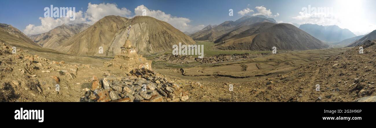 Malerische Panorama von einem alten Dorf im Tal im Dolpo Region in Nepal Stockfoto