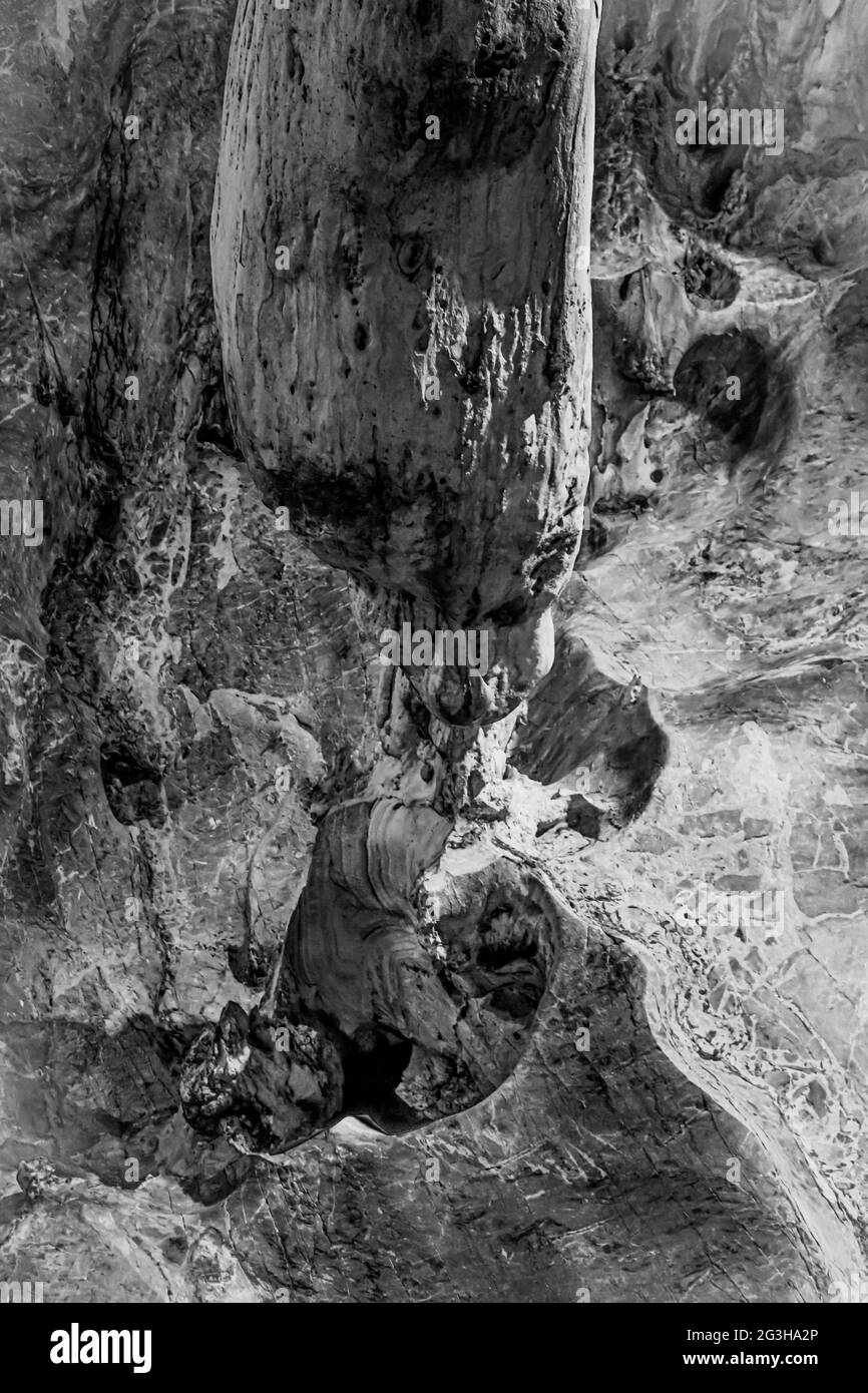 Ein Gnom unter einem Stalaktiten Stockfoto