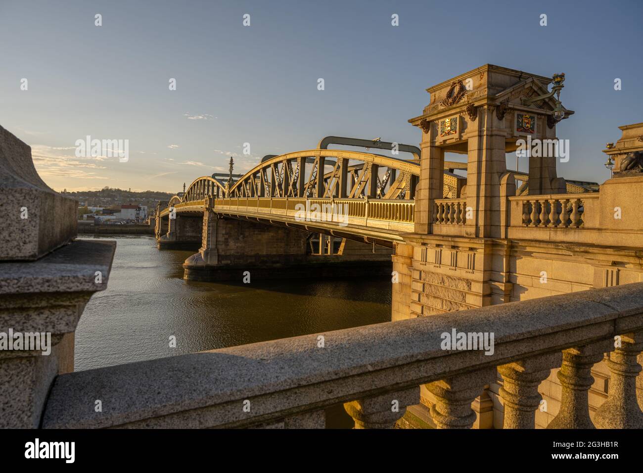 Rochester Brücke von der Esplanade Rochester Kent bei Sonnenuntergang mit Blick auf Strood Stockfoto