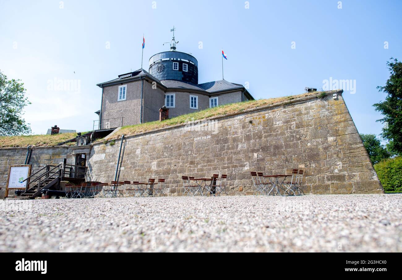 Steinhude, Deutschland. Juni 2021. Die historische Festung steht bei Sommerwetter auf der Insel Wilhelmstein im Steinhuder Meer. Der Wilhelmstein ist eine künstliche Insel im Steinhuder Meer, die im 18. Jahrhundert aus militärischen Gründen als staatliche Festung des Landkreises Schaumburg-Lippe entstanden ist. Die Insel ist heute ein beliebtes Ausflugsziel mit einem Restaurant und Übernachtung. Quelle: Hauke-Christian Dittrich/dpa/Alamy Live News Stockfoto