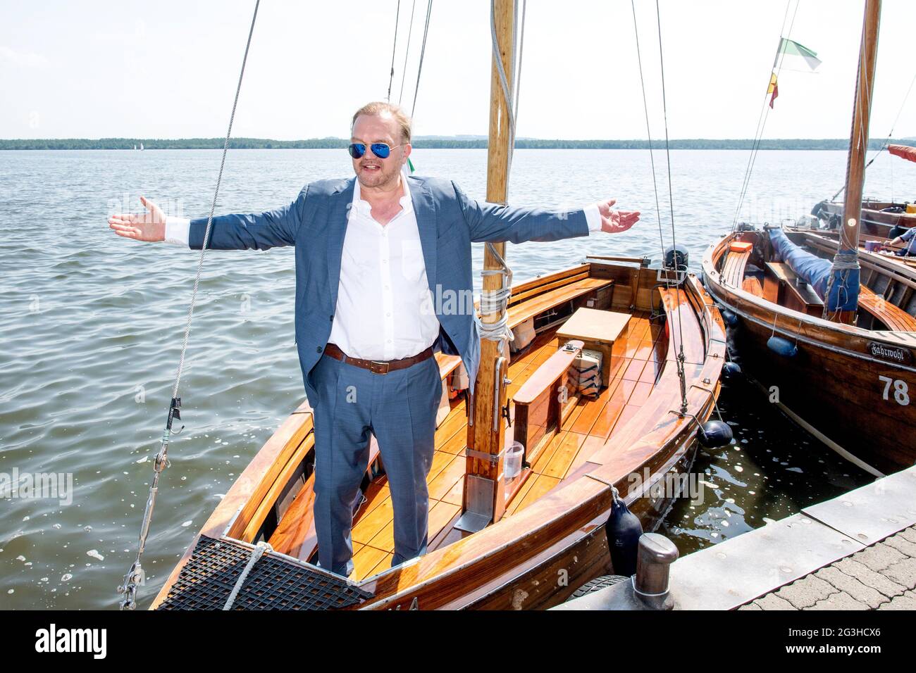 Steinhude, Deutschland. Juni 2021. Alexander Prinz von Schaumburg-Lippe steht auf einem Holzboot auf der Insel Wilhelmstein im Steinhuder Meer. Der Wilhelmstein ist eine künstliche Insel im Steinhuder Meer, die im 18. Jahrhundert aus militärischen Gründen als staatliche Festung des Landkreises Schaumburg-Lippe entstanden ist. Die Insel ist heute ein beliebtes Ausflugsziel mit einem Restaurant und Übernachtung. Quelle: Hauke-Christian Dittrich/dpa/Alamy Live News Stockfoto