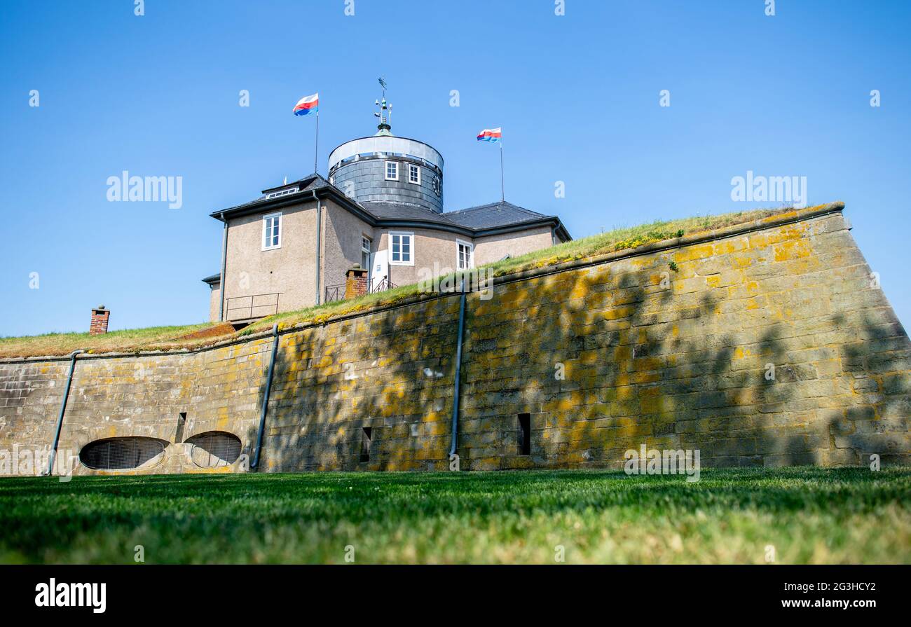 Steinhude, Deutschland. Juni 2021. Die historische Festung steht bei Sommerwetter auf der Insel Wilhelmstein im Steinhuder Meer. Der Wilhelmstein ist eine künstliche Insel im Steinhuder Meer, die im 18. Jahrhundert aus militärischen Gründen als staatliche Festung des Landkreises Schaumburg-Lippe entstanden ist. Die Insel ist heute ein beliebtes Ausflugsziel mit einem Restaurant und Übernachtung. Quelle: Hauke-Christian Dittrich/dpa/Alamy Live News Stockfoto