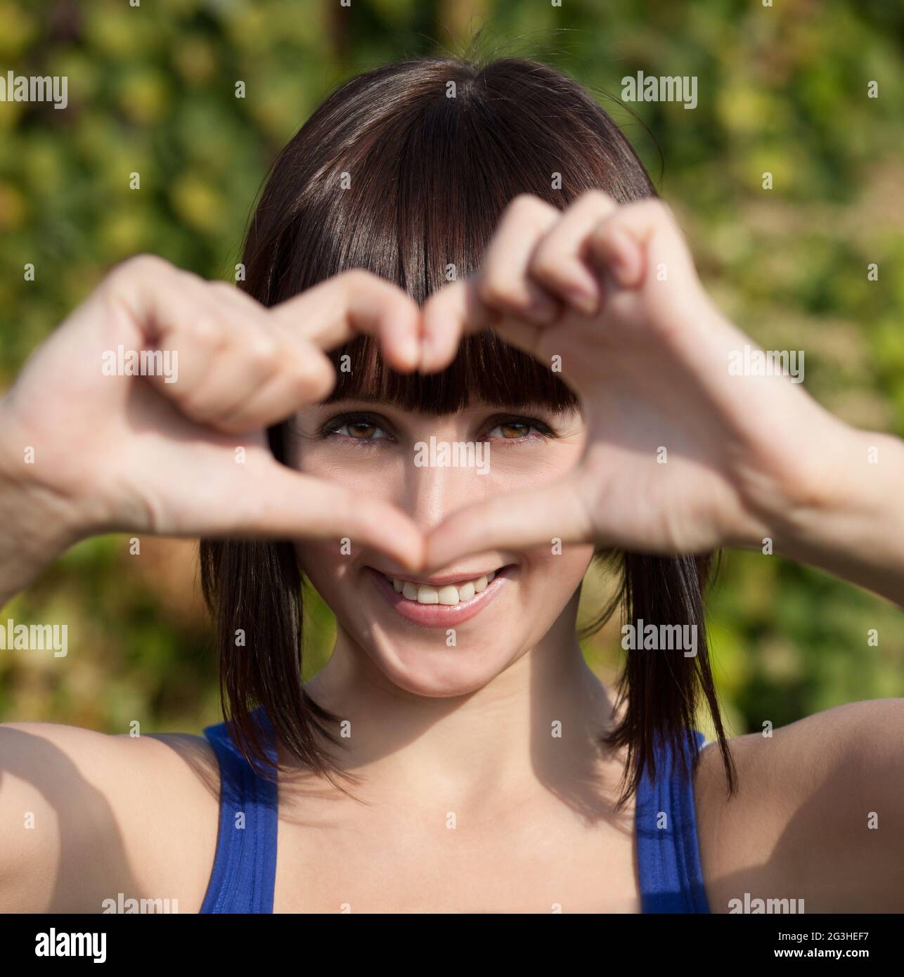 Schöne Mädchen zeigen Liebe Zeichen Stockfoto