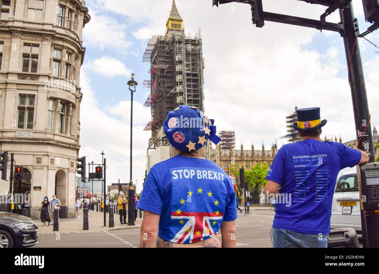 London, Großbritannien. Juni 2021. Ein Protestler trägt während einer kleinen Demonstration gegen den Brexit und gegen die Tory-Regierung ein Stop-Brexit-Shirt vor dem Parlament. (Kredit: Vuk Valcic / Alamy Live News) Stockfoto