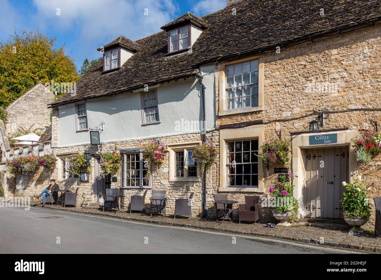 The Castle Inn - ein Landgasthof aus dem 12. Jahrhundert, Castle Combe, Wiltshire, England, Großbritannien Stockfoto