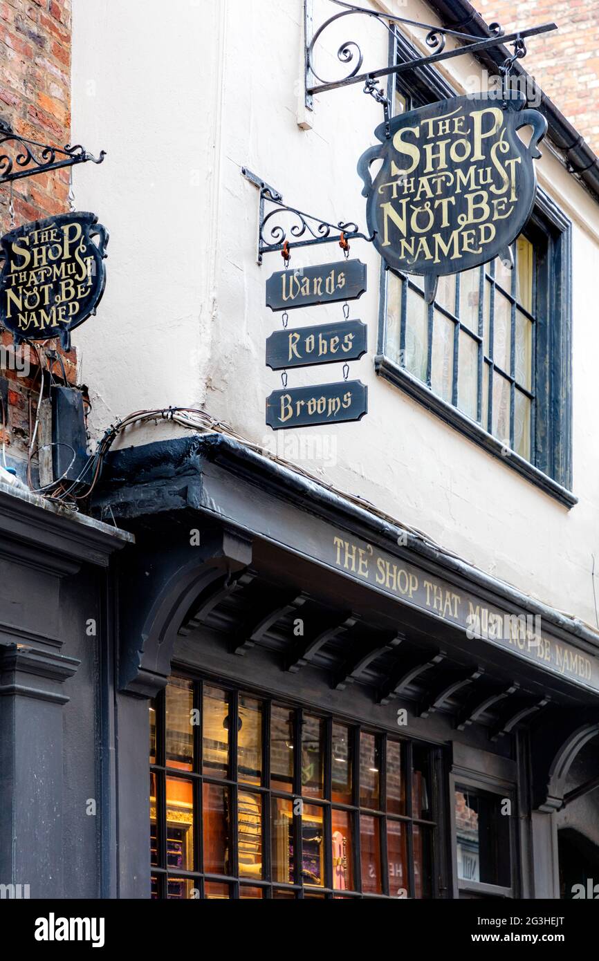 Schilder über „The Shop that must not be named“ - Harry Potter inspirierter Laden in The Shambles, York, Yorkshire, England, Großbritannien Stockfoto