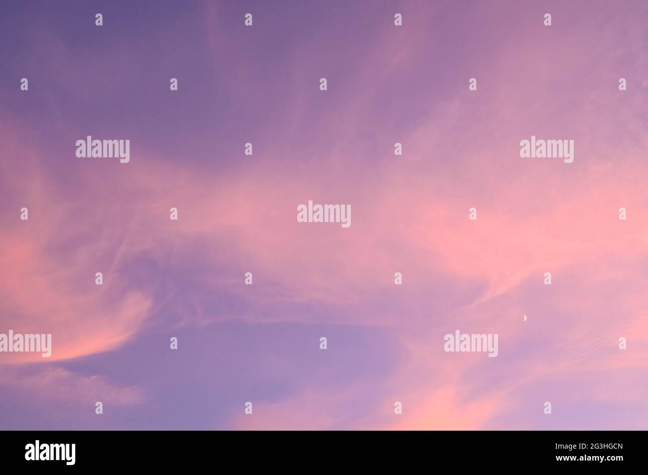 Rosa Zirruswolken und Himmel bei Sonnenuntergang. Stockfoto