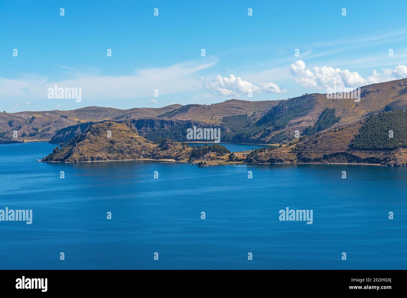 Titicacasee mit Anden, Bolivien und Peru, Südamerika. Stockfoto
