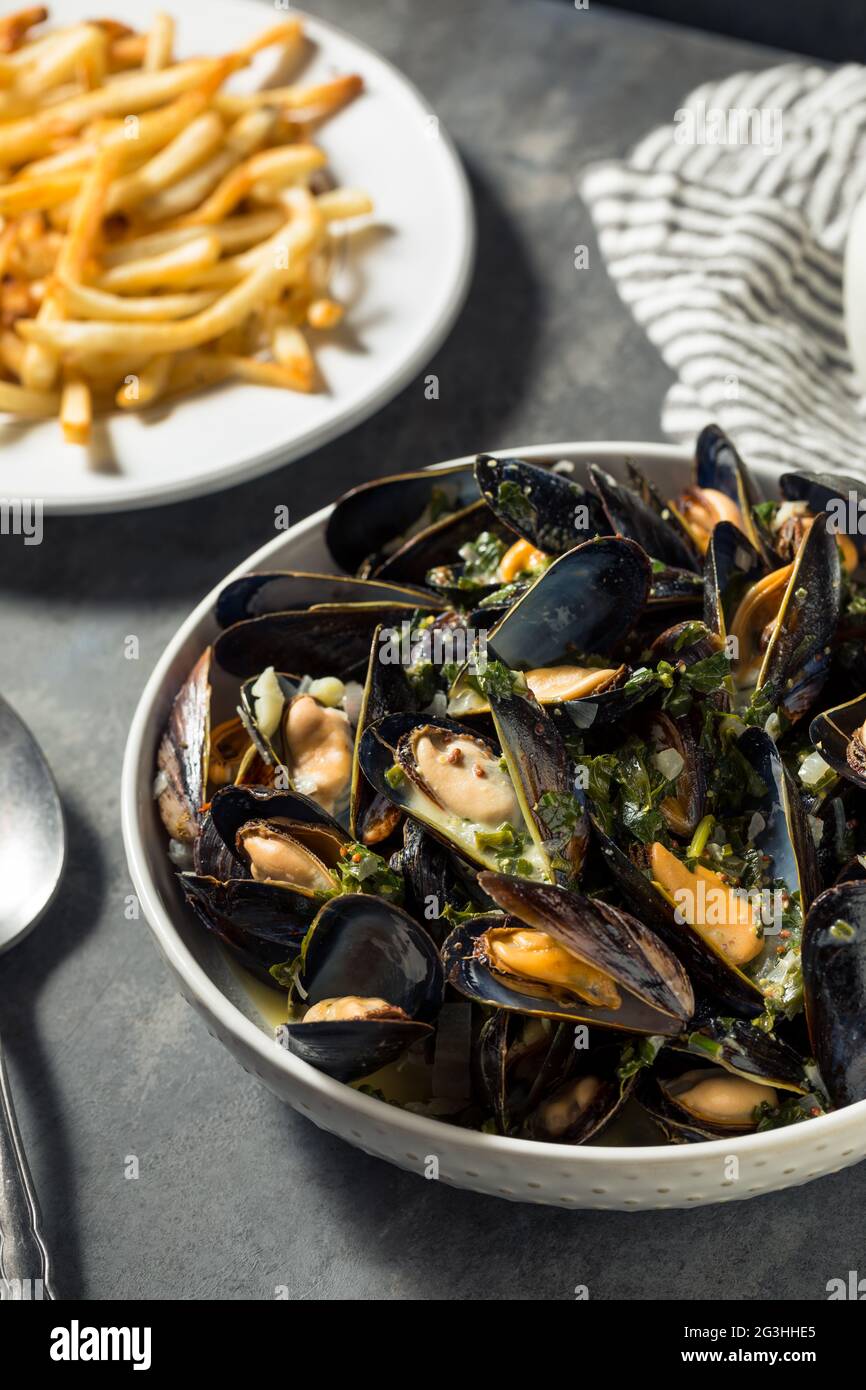 Hausgemachte Moules Frites Muscheln und Pommes mit einer Weißweinsoße Stockfoto