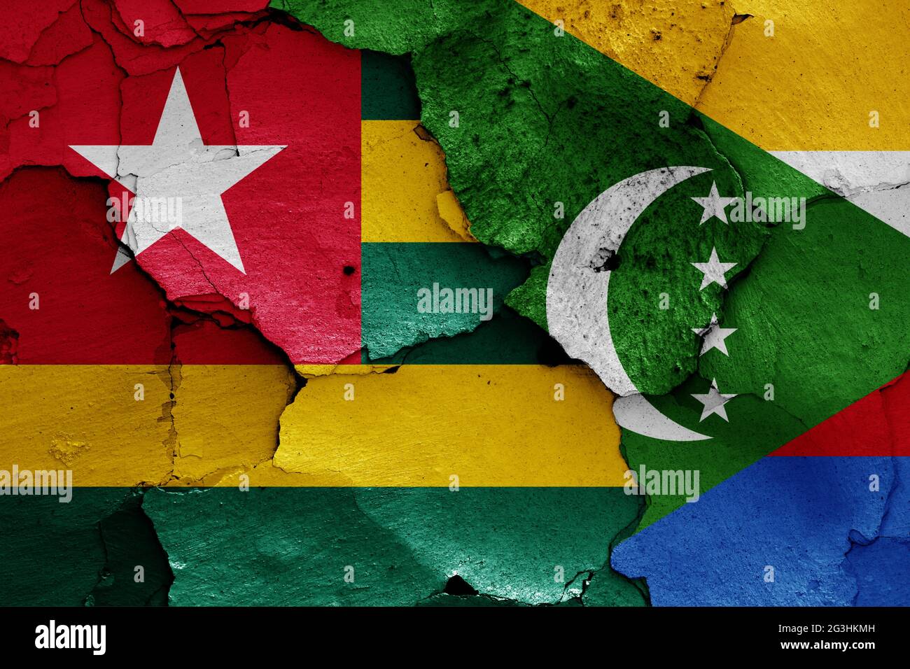 Flaggen von Togo und Komoren auf rissige Wand gemalt Stockfoto
