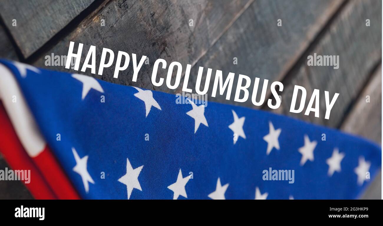Happy columbus Day Text gegen gefaltete amerikanische Flagge auf Holzhintergrund Stockfoto