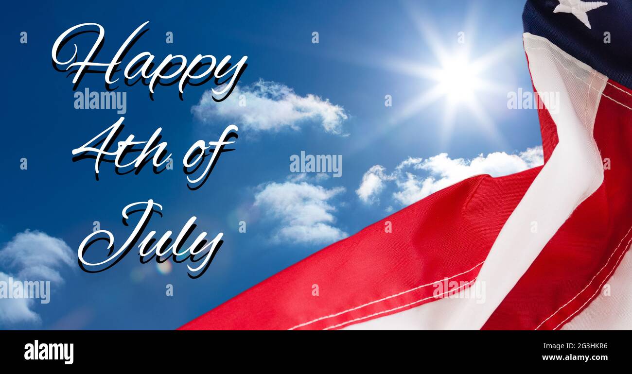 Happy Independence Day Text und winken amerikanische Flagge gegen auf Wolken in blauem Himmel Stockfoto