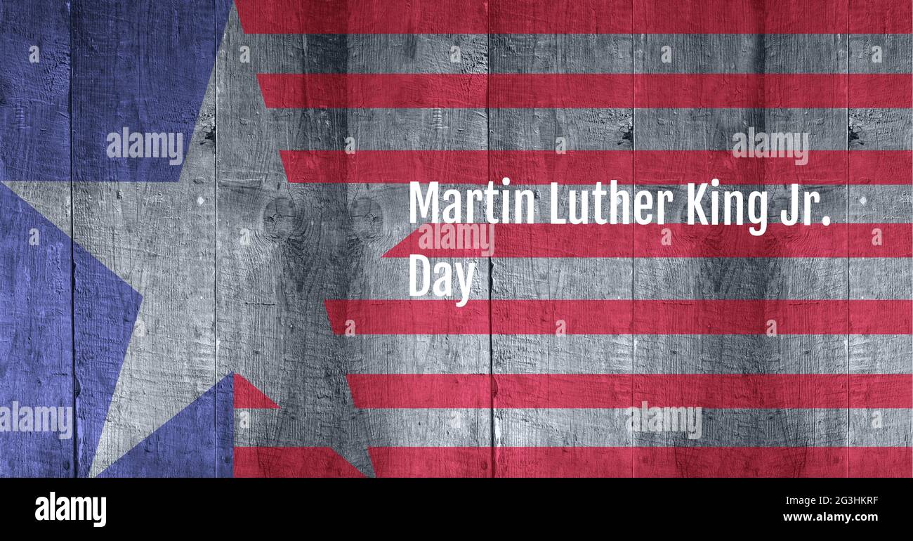 Martin luther King jr Day Text gegen amerikanischen Flaggendruck auf Holzhintergrund Stockfoto