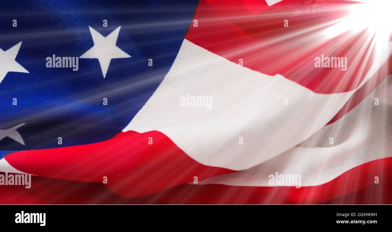 Heller Lichtfleck gegen wehende amerikanische Flagge Stockfoto
