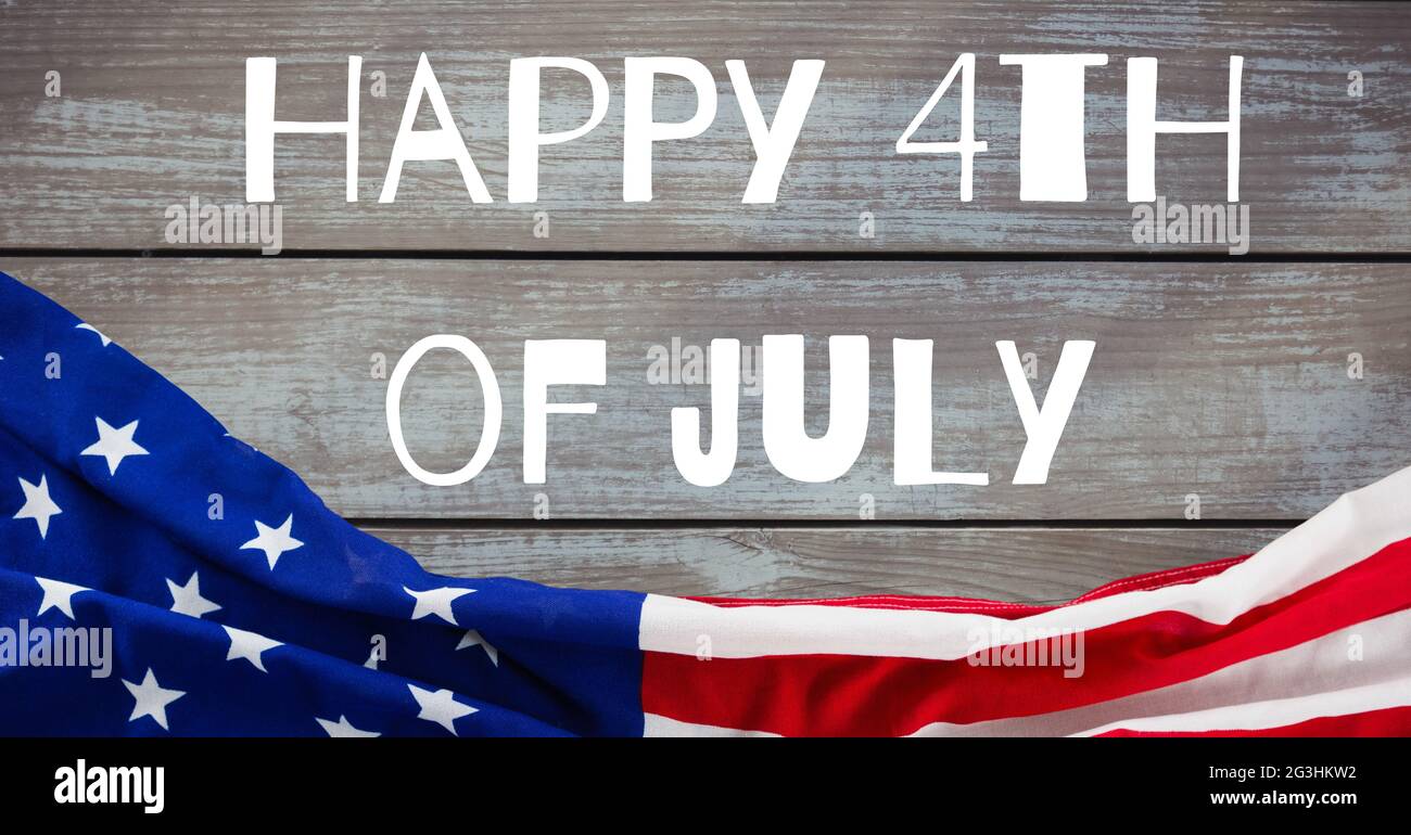 Happy Independence Day Text und amerikanische Flagge vor hölzernen Hintergrund Stockfoto