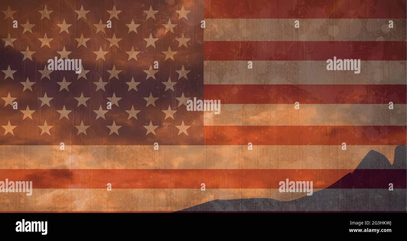 Komposition aus verzweifelter amerikanischer Vintage-Flagge über der Silhouette des Berges Stockfoto