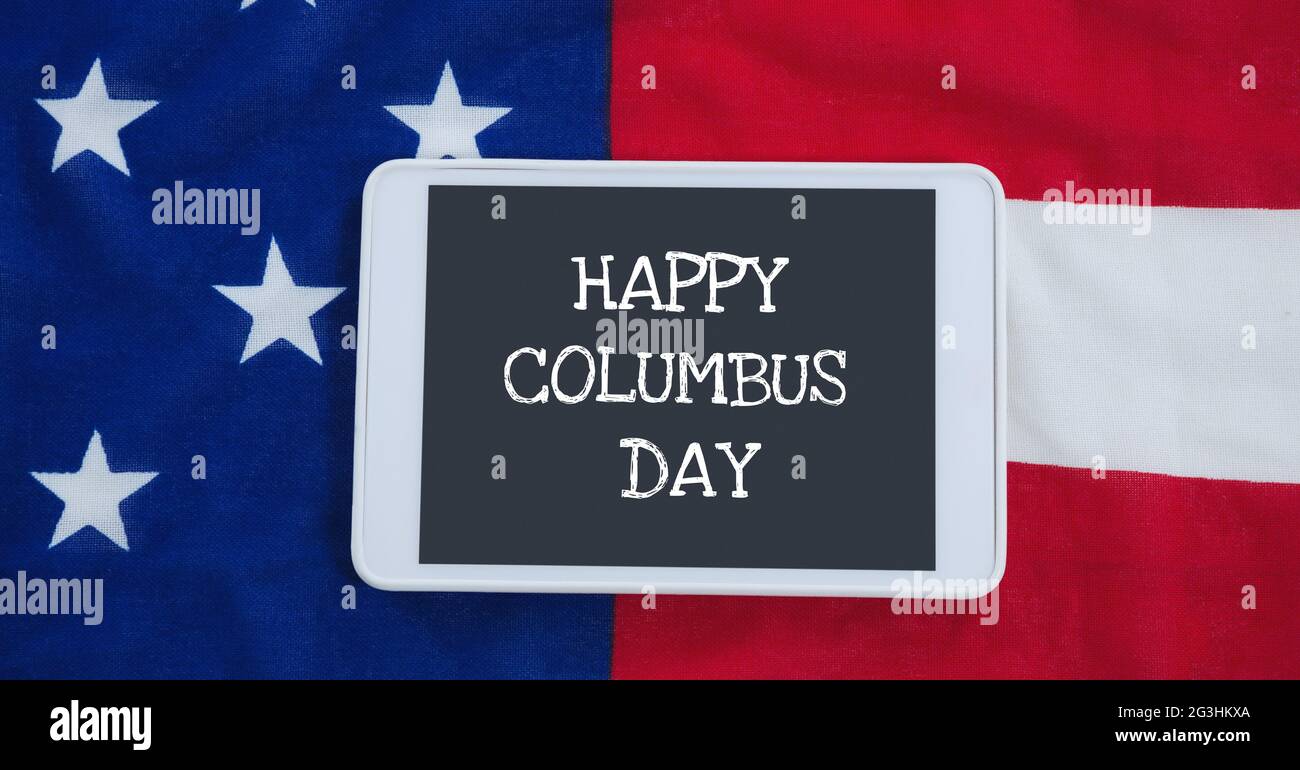 Happy columbus Day Text auf digitalem Tablet gegen amerikanische Flagge im Hintergrund Stockfoto