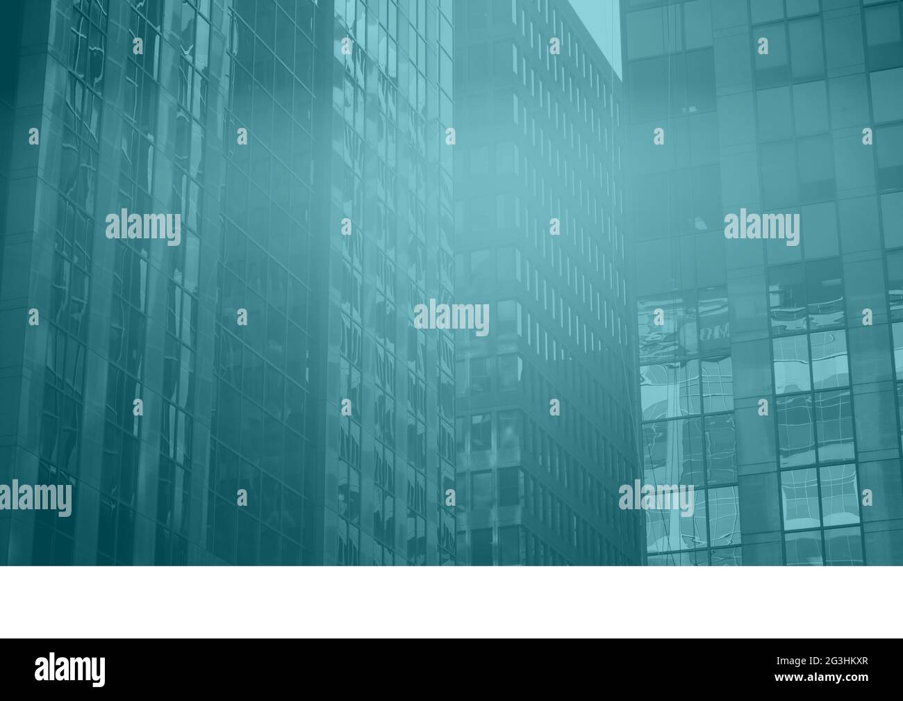 Komposition aus Blautönen über modernen Bürogebäuden in einer Stadt Stockfoto