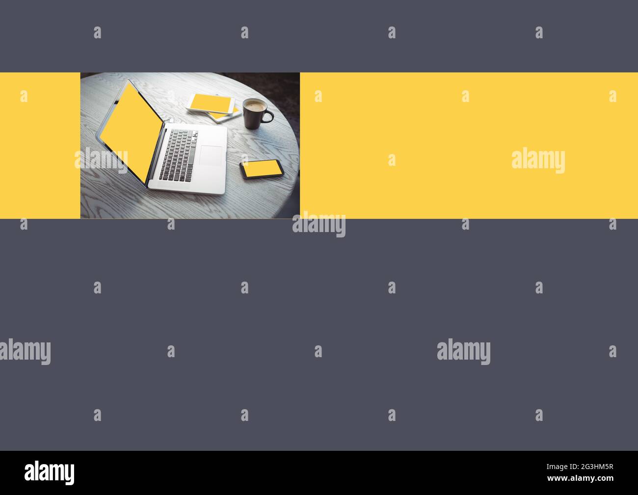 Zusammensetzung des Tisches mit Laptop, Tablet und Kaffeetasse auf orangefarbenem Banner auf grauem Hintergrund Stockfoto